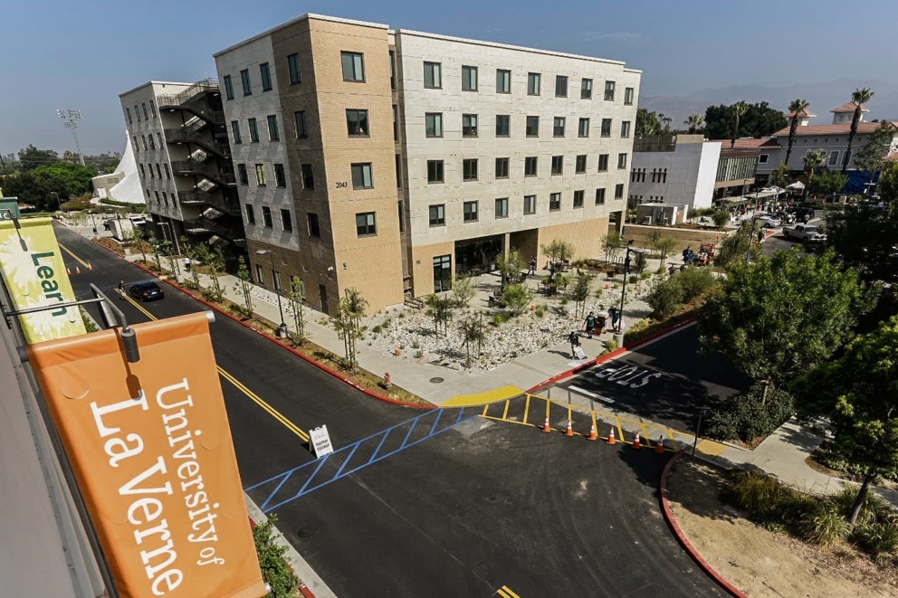 Students move in to the brand new Citrus Hall dorm on move in day