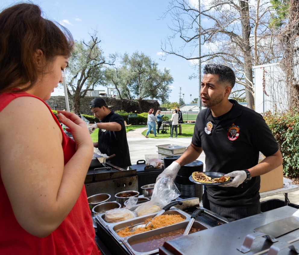 Students enjoy games, food, and activities at Transfer Student Day.