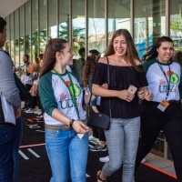 Incoming students are greeted by University of La Verne Student Leaders