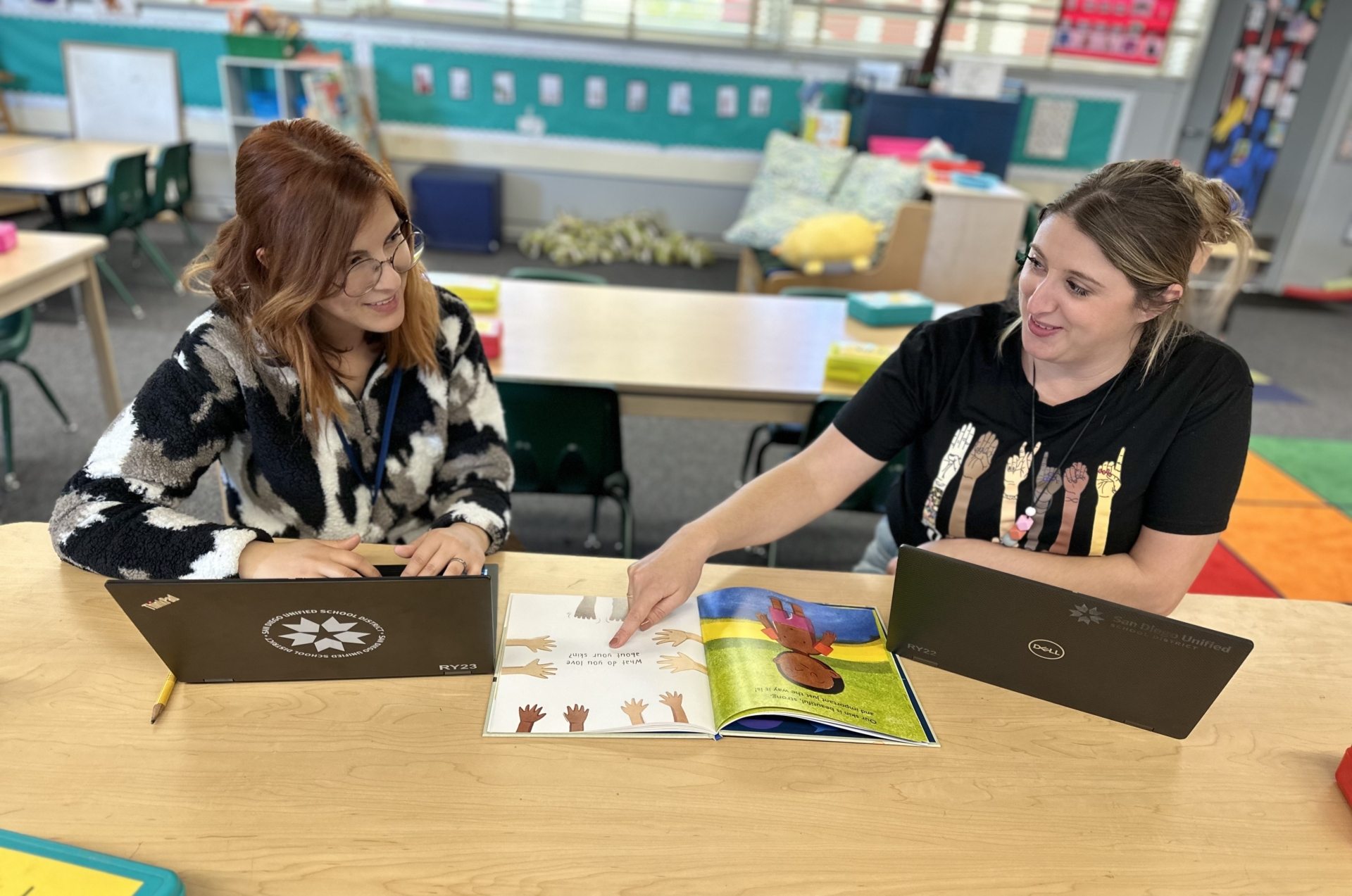 Left to right: Andrea Nicole Lopez Valdovinos and Isabella Jaffe designing curriculum for the UTK classroom.